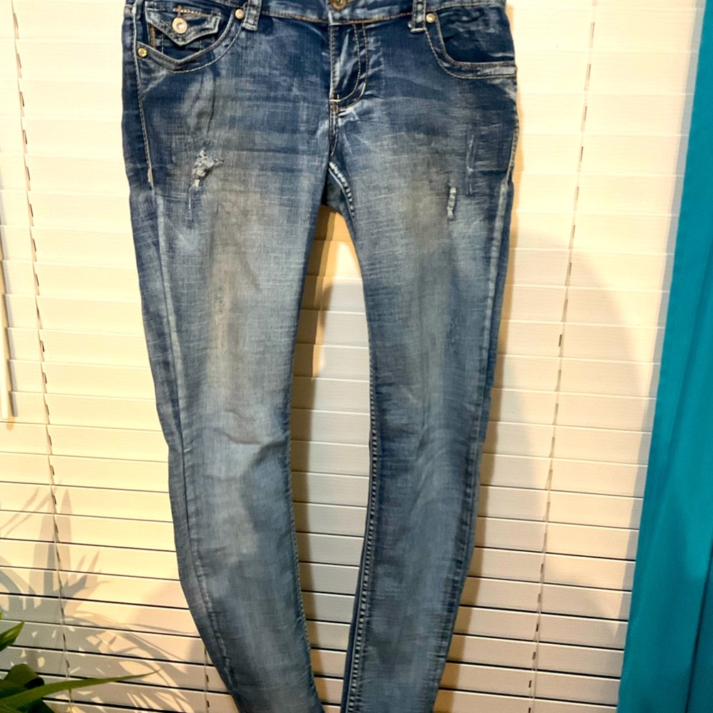 Ariya womens jeans Size 7/8 stonewashed, diamond stud decor, distressed